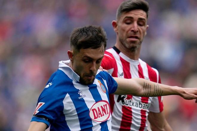 Jofre y Yeray luchan por el balón en el partido ante el RCD Espanyol en Cornellá (Foto: Athletic Club).