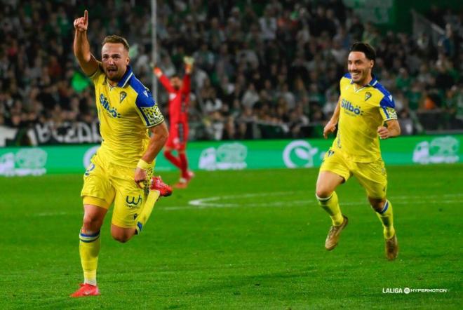 Javier Ontiveros celebra su gol en El Sardinero. (Foto: LALIGA)