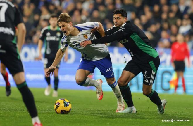 Dani Gómez se queja de una falta durante el Real Zaragoza-Burgos (Foto: LALIGA).