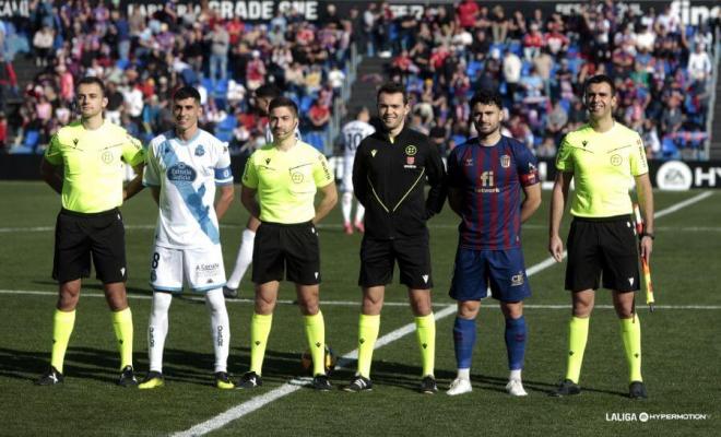 Diego Villares posa como capitán antes del Eldense-Deportivo (Foto: LALIGA).