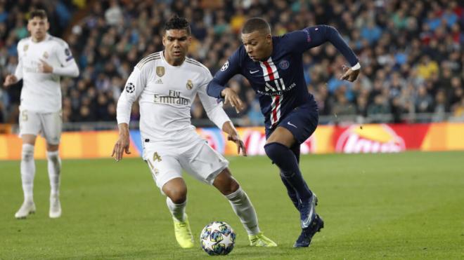 Kylian Mbappé disputando el balón con Casemiro (Cordon Press)