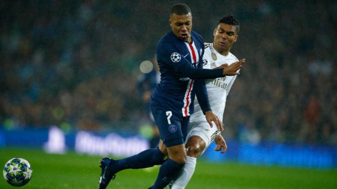 Kylian Mbappé disputando el balón con Casemiro (Cordon Press)