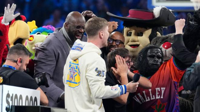 Fan de la NBA celebrando que ha ganado 100.000 dólares (Cordon Press)