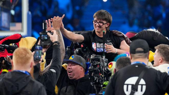 Fan de la NBA celebrando que ha ganado 100.000 dólares (Cordon Press)