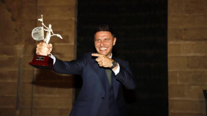 Joaquín Sánchez recibiendo el premio embajador de Sevilla (Cordon Press)