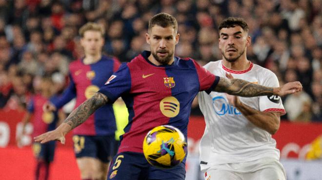 Iñigo Martínez ante Isaac Romero en el Sevilla-Barcelona (foto: Cordon Press)