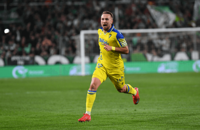 Javier Ontiveros celebra su gol en El Sardinero. (Foto: Cádiz CF)