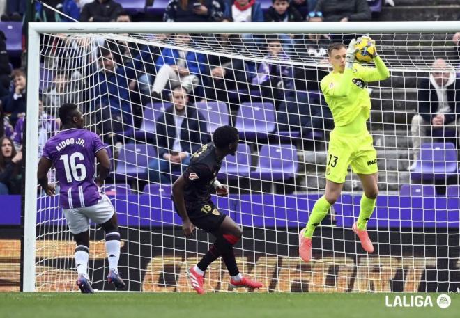 Karl Hein bloca la pelota ante el Sevilla.