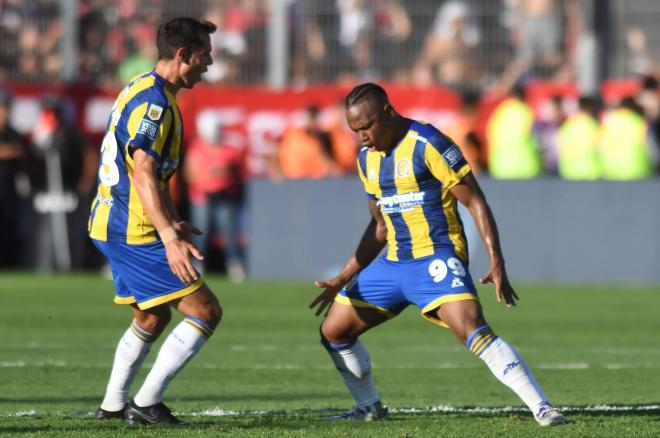 Jaminton Campaz celebra su gol en el Newell's-Rosario Central (Foto: RC).