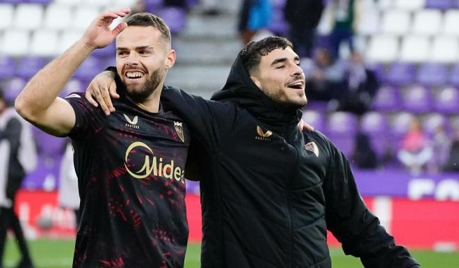 Ramón Martínez celebra con Isaac Romero la victoria en el Valladolid-Sevilla (Foto: SFC).