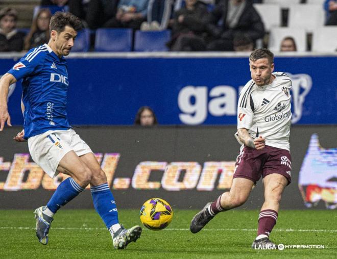 César de la Hoz da un pase en el Real Oviedo-Albacete (Foto: LALIGA).