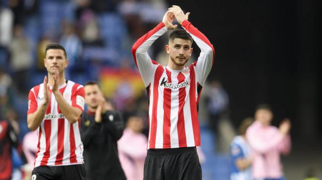 Aplauso de Oihan Sancet tras jugar ante el RCD Espanyol en Cornellá (Foto: Athletic Club).