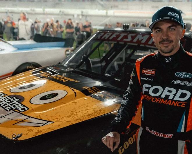 Frankie Muniz posa con la camioneta que conduce en la NASCAR (Foto: @frankiemuniz4 - Instagram).