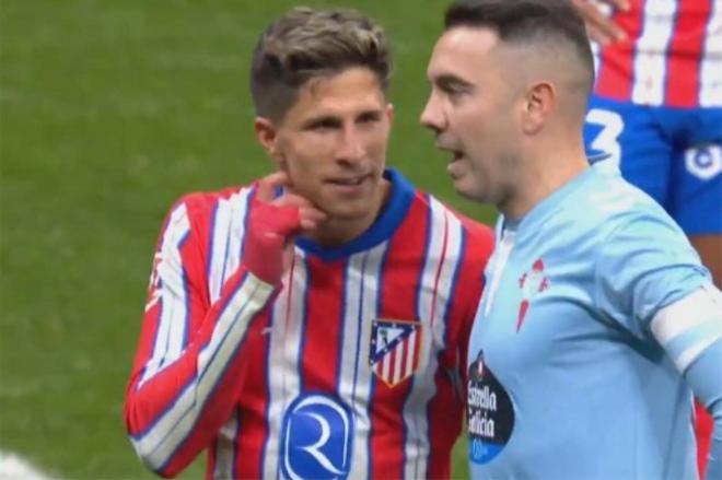 Giuliano Simeone intimidando a Iago Aspas antes del penalti.