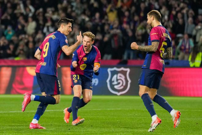 Lewandowski celebrando con De Jong e Íñigo Martínez un gol contra el Rayo (Foto: EFE)