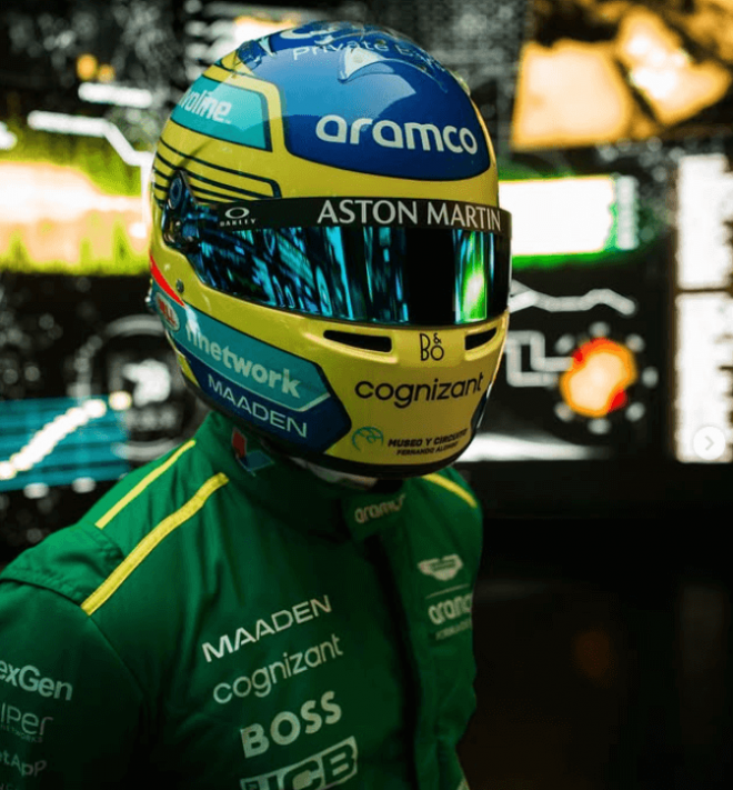 Fernando Alonso con su nuevo casco (Foto: Aston Martin)