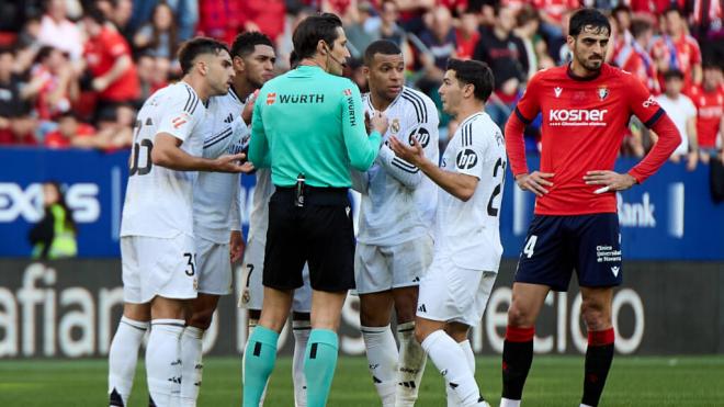 Munuera Montero, tras expulsar a Jude Bellingham en el Osasuna-Real Madrid (Foto: Cordon Press).