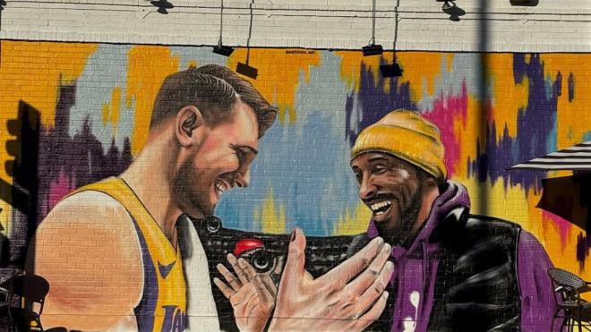 Mural de Luka Doncic y Kobe Bryant (@artoon_art)