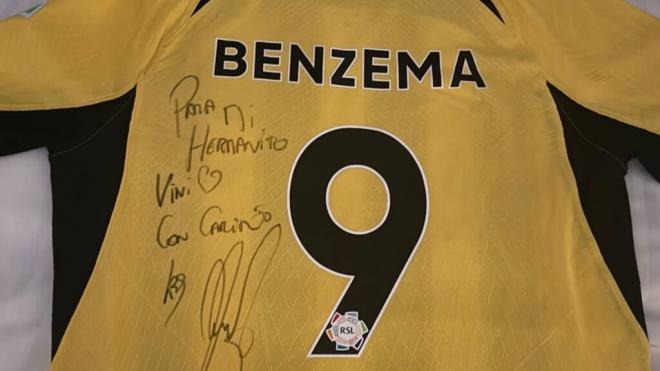 La camsiseta de Benzema para Vinicius (Foto: Instagram Vinicius)