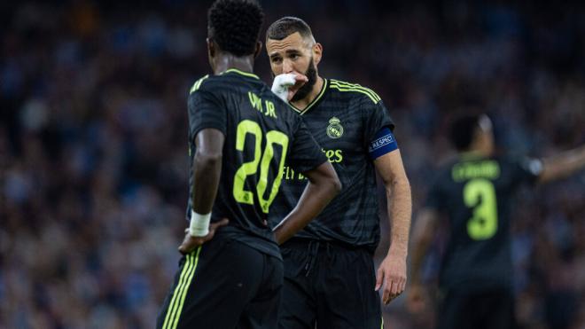 Vinicius y Benzema hablan durante un partido (Foto: Cordon Press)