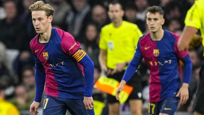 Frenkie De Jong y Marc Casadó en el Clásico del Santiago Bernabéu (foto: Europa Press)