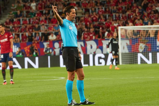 José Luis Munuera Montero, durante un Osasuna-Athletic (Foto: Cordon Press).