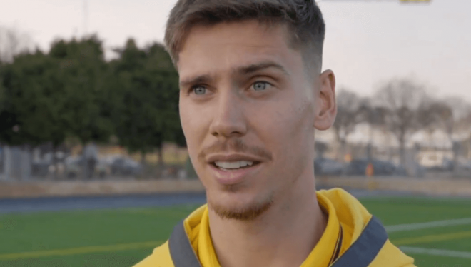 Juan Foyth atiende a los medios del Villarreal.