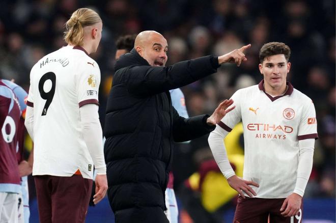 Pep Guardiola da indicaciones a Julián Álvarez durante su etapa en el City (Foto: Cordon Press).