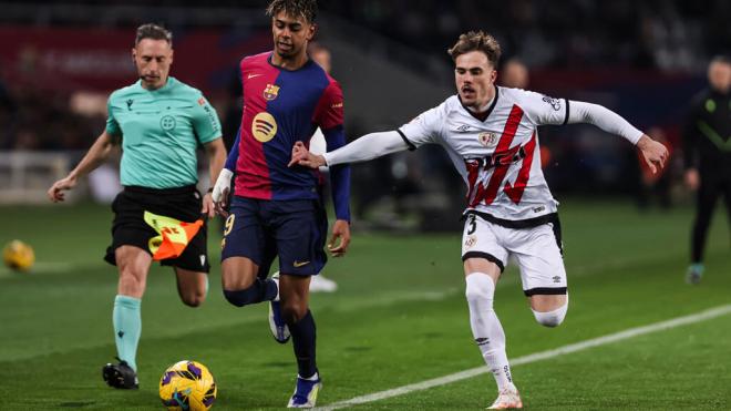 Lamine Yamal y Pep Chavarría en un lance del juego en Montjuic durante el Barça - Rayo Vallecano.