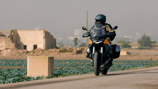 Una persona haciendo una ruta en moto.