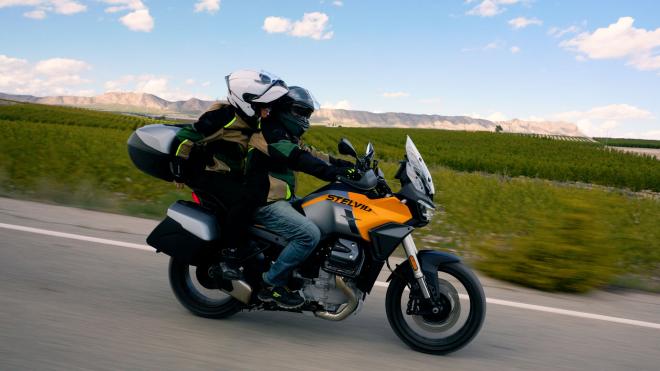 Un par de personas haciendo una ruta en moto.