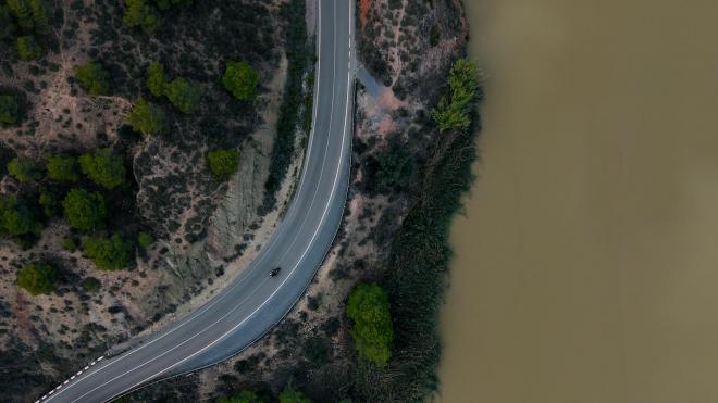 Carretera de una ruta dorada en moto.