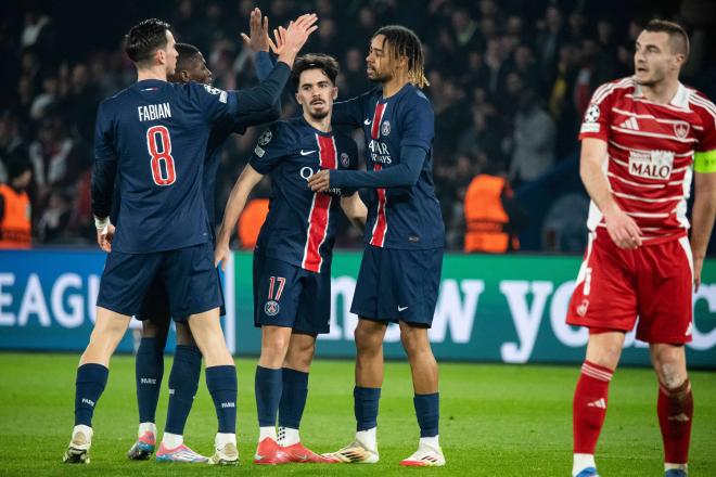 Los jugadores del PSG celebrando la goleada al Brest (Foto: Cordon Press).