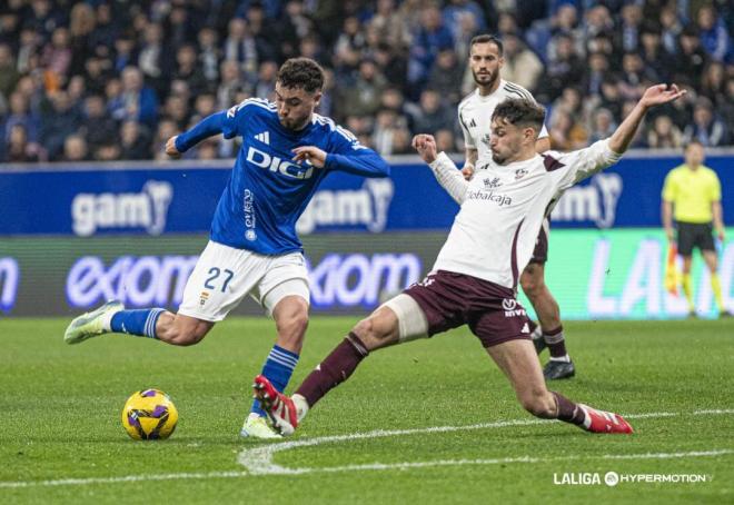 Álex Cardero busca un disparo en el Real Oviedo-Albacete (Foto: LALIGA).