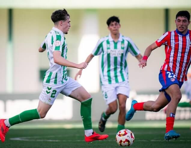 El bético Óscar Masqué con la pelota (foto: Cantera RBB).