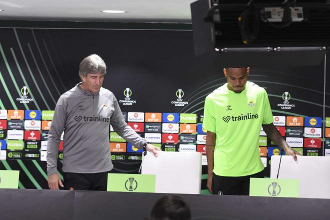 Manuel Pellegrini junto a Natan en la rueda de prensa (foto: Kiko Hurtado).