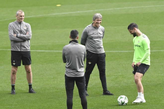 Manuel Pellegrini dialoga con Isco Alarcón (foto: Kiko Hurtado).