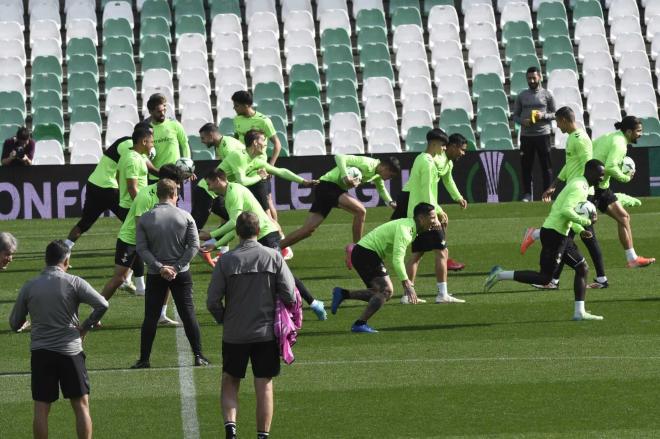 Los jugadores del Betis, en el entrenamiento del miércoles (Foto: Kiko Hurtado).