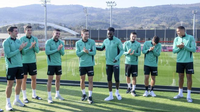 Óscar de Marcos anuncia su próxima despedida del fútbol a sus compañeros en Lezama (Foto: Athletic Club).