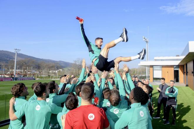 Manteo a Óscar de Marcos tras anunciar su despedida del fútbol en Lezama (Foto: Athletic Club).