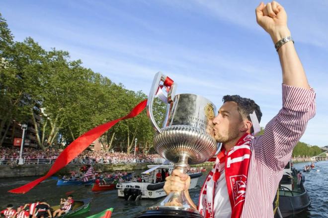 Óscar de Marcos luce la Copa en la Gabarra por la ría de Bilbao (Foto. Athletic Club).