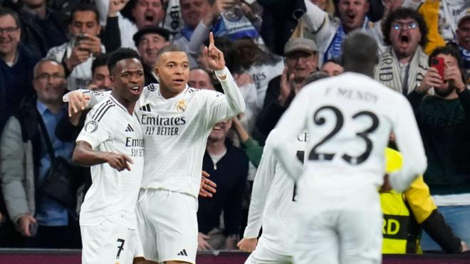 Vinicius y Mbappé celebran el gol del francés ante el City (foto: Cordon Press).