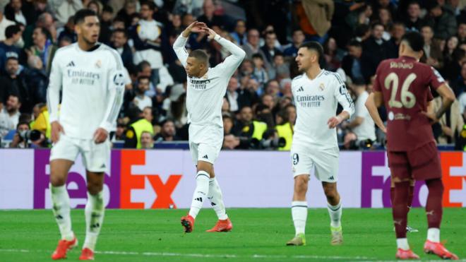 Kylian Mbappé anima al público en el Real Madrid-Manchester City (foto: EFE).