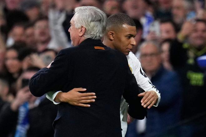 El abrazo de Carlo Ancelotti a Kylian Mbappé después de su hat-trick al City (Foto: Cordon Press).