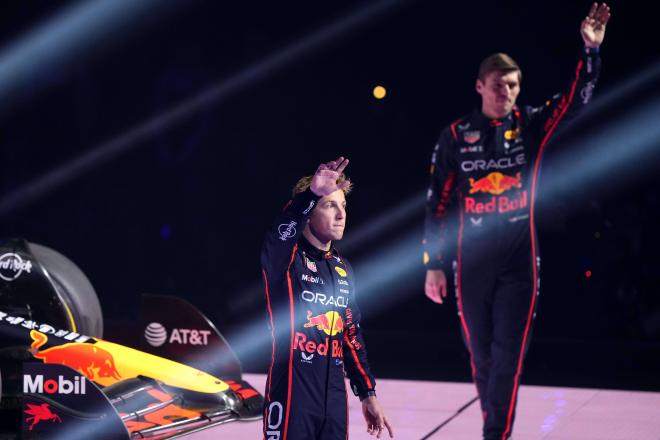 Max Verstappen y Liam Lawson en la presentación (Cordon Press)