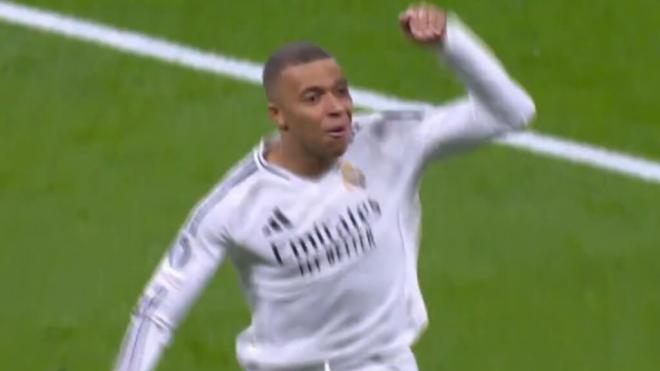 Mbappé celebrando su gol de vaselina (Captura de Movistar)