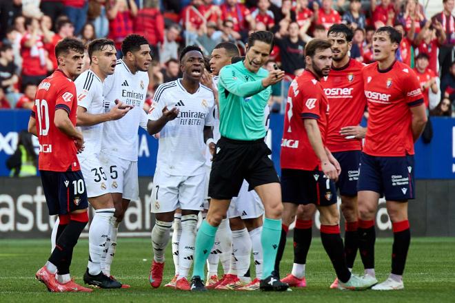 El Real Madrid protestando a Munuera Montero tras expulsar a Jude Bellingham (Foto: Cordon Press).