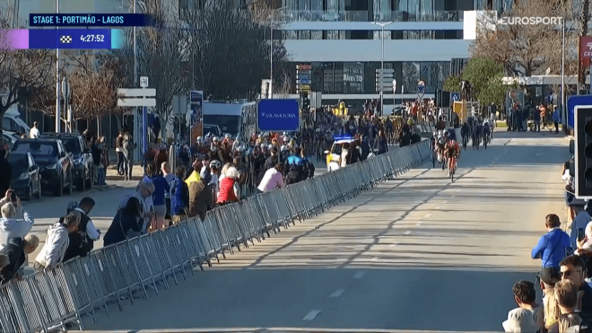 El surrealista final de la etapa 1 en la Vuelta al Algarve.