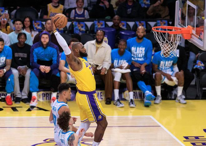 Otro mate de LeBron James ante los Hornets (Foto: Cordon Press).