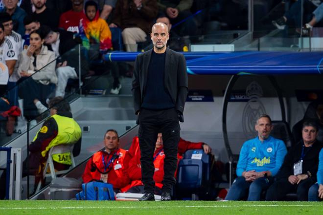 Pep Guardiola, pensativo en el Bernabéu (Foto: Cordon Press).